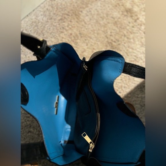 Marc Jacob’s, The Director Tote, logo and lock accented side tassel, EUC - Picture 12 of 16